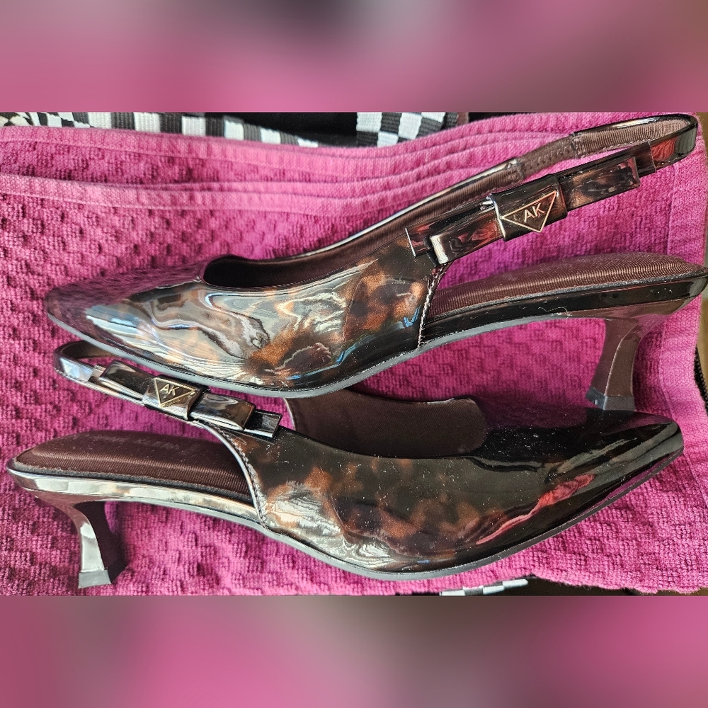 NWOT Anne Klein iFlex Brown Leopard Metallic Patent Slingback Kitten Heels 8.5
